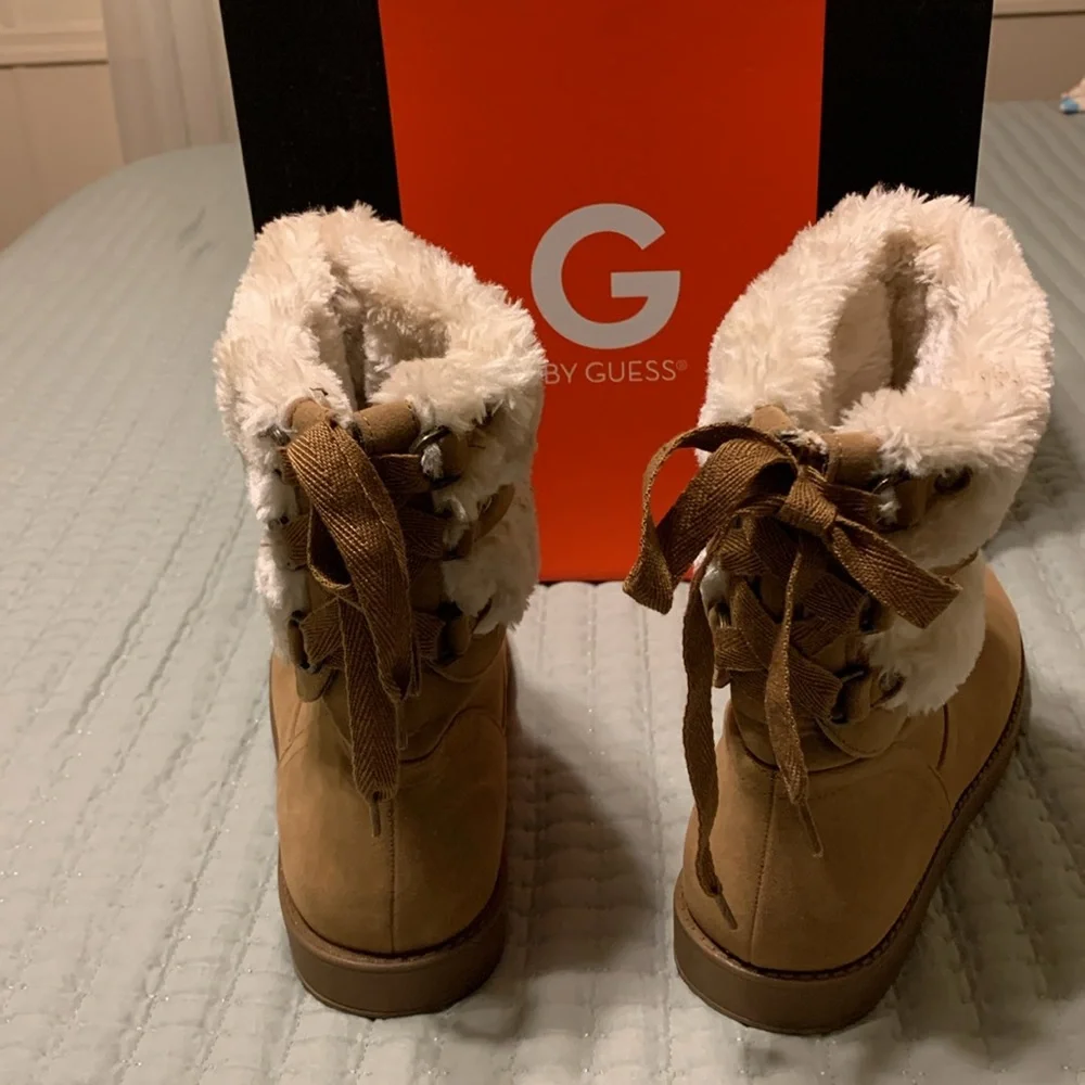 Guess Women’s Tan Boots W/Faux Fur Lining NEW Size 8.5 Tie-Up backs Super Cute